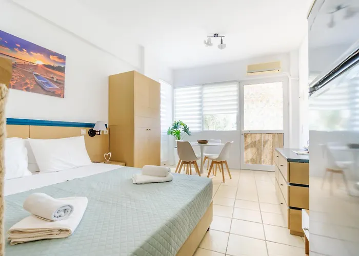 Апартаменты Elegant Near The Sea *