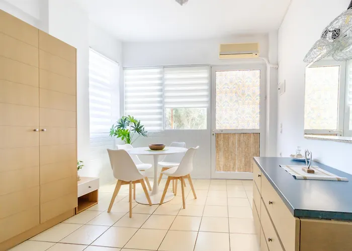 Апартаменты Elegant Near The Sea