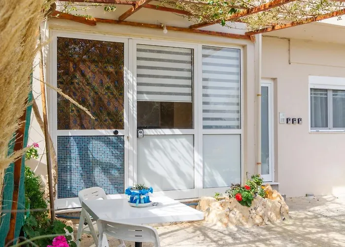 Апартаменты Elegant Near The Sea