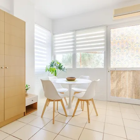 Apartment Elegant Near The Sea