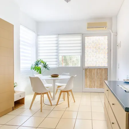 Apartment Elegant Near The Sea